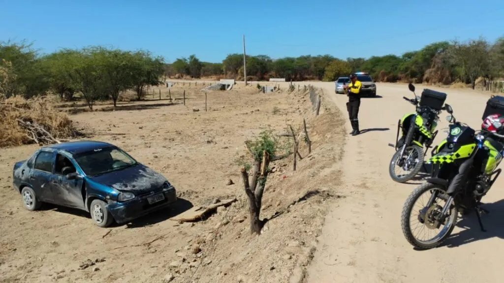 Idosos ficam feridos após carro sair da pista e cair em ribanceira em Guanambi