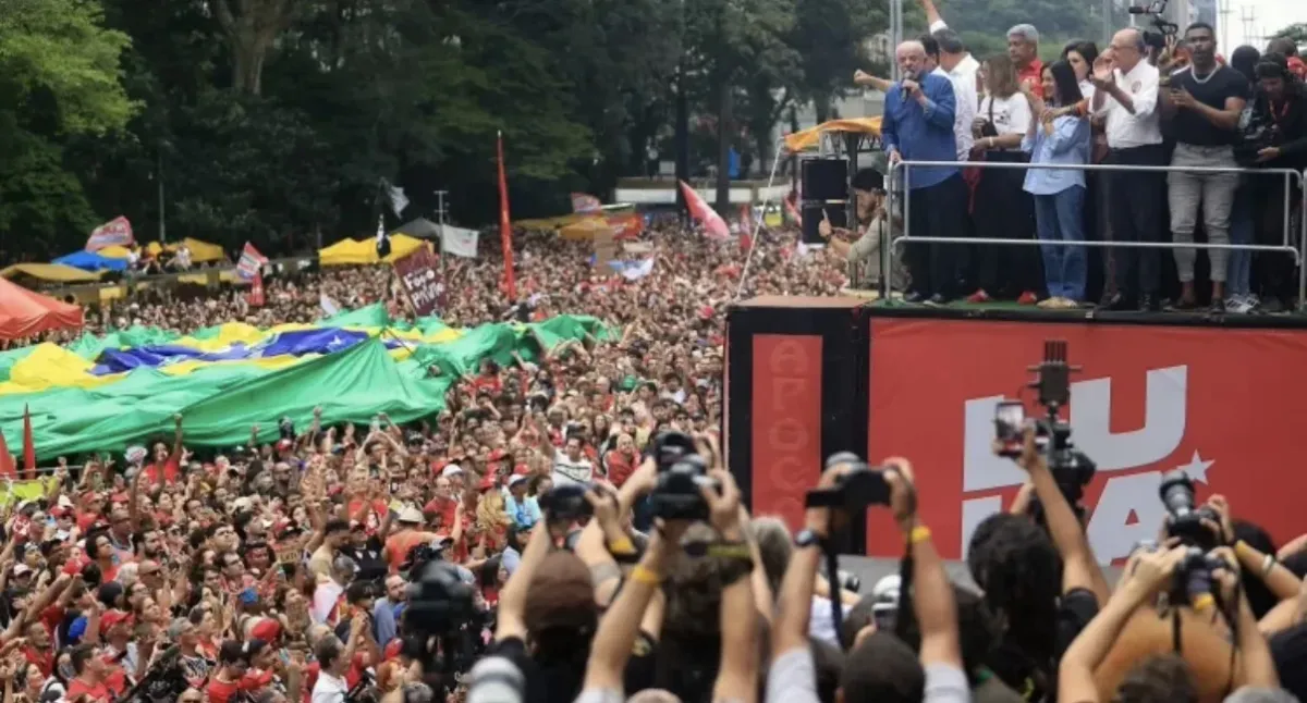 Lula reúne milhares de pessoas em ato na Avenida Paulista