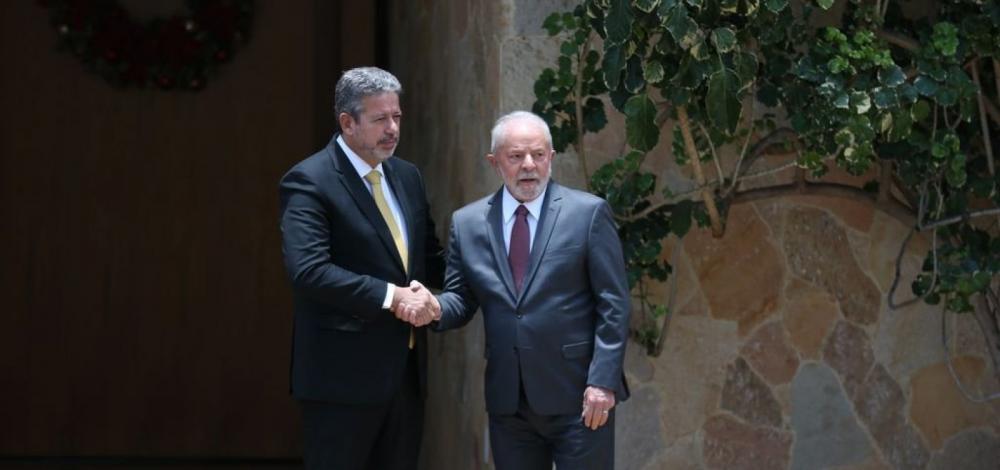 Lula e Arthur Lira iniciam discussões de acordo para centrão passar a integrar base do governo