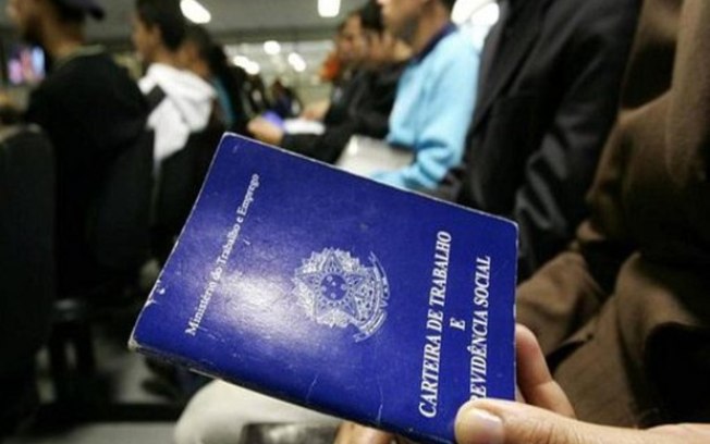 Taxa de desemprego no Brasil bate novo recorde, aponta IBGE 