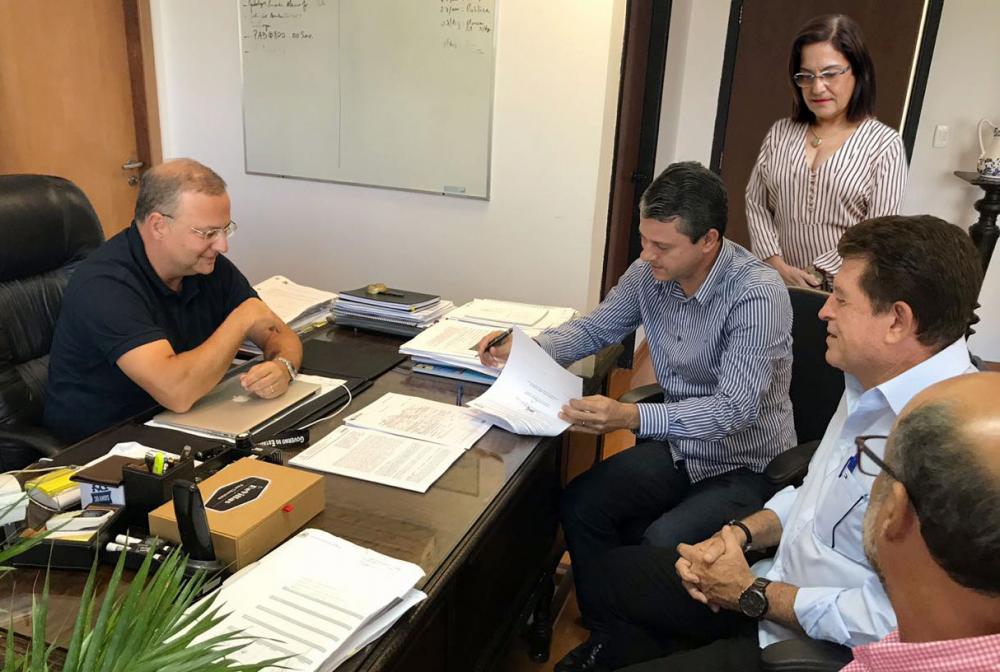 Convênio para construção da Unacon em Caetité é assinado em Salvador