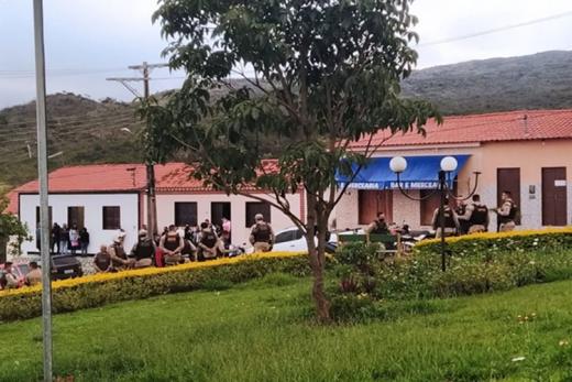 Reclamado por som alto, homem agride cidadão e desacata PM em Rio de Contas 