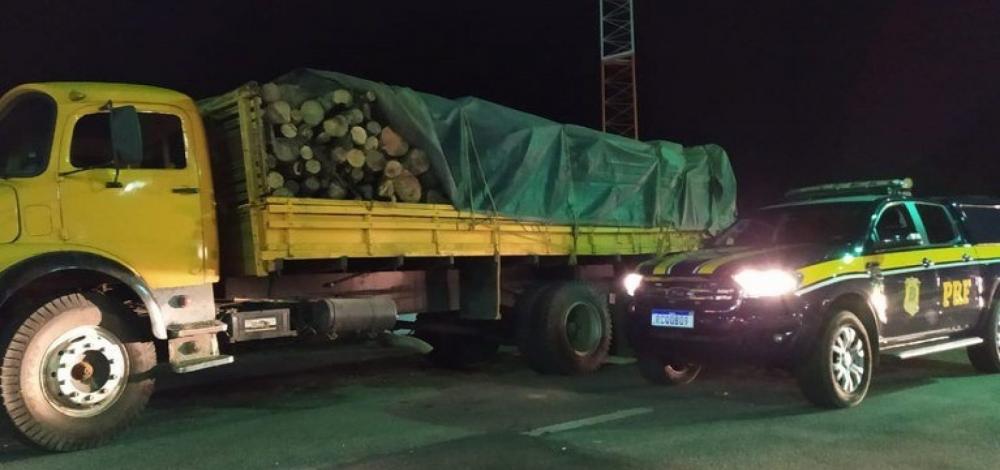 PRF apreende caminhão que transportava ilegalmente madeira da Mata Atlântica