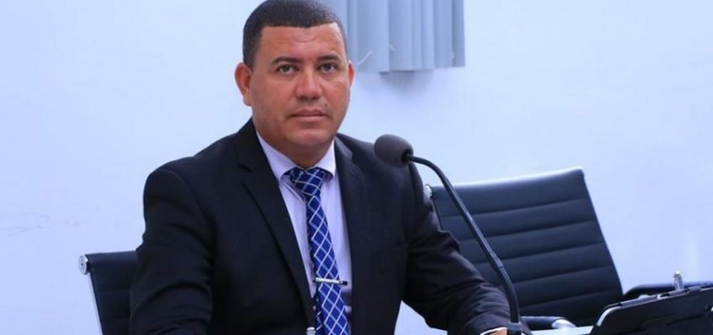 Vereador sofre atentado, é baleado e entra em carro-forte para escapar de atirador