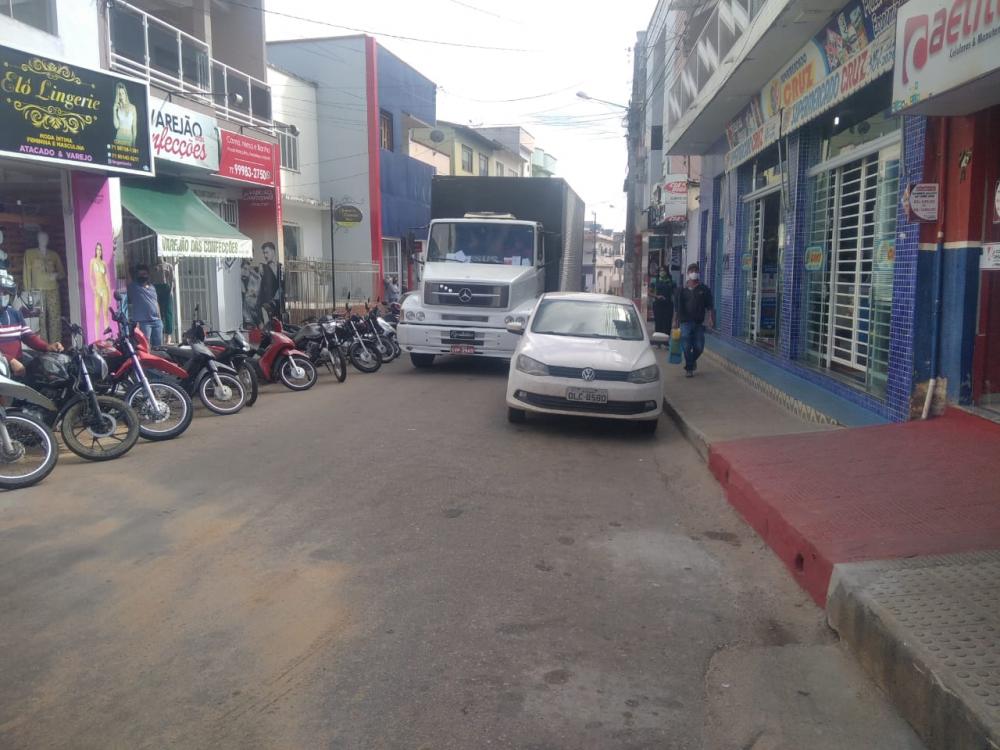 Veículo estacionado em local proibido obstrui Travessa Rui Barbosa em Caetité; problema na localidade é recorrente