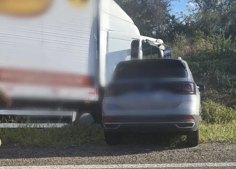 Colisão entre dois carros e um caminhão na BR-030 deixa dois mortos e dois feridos, em Brumado 