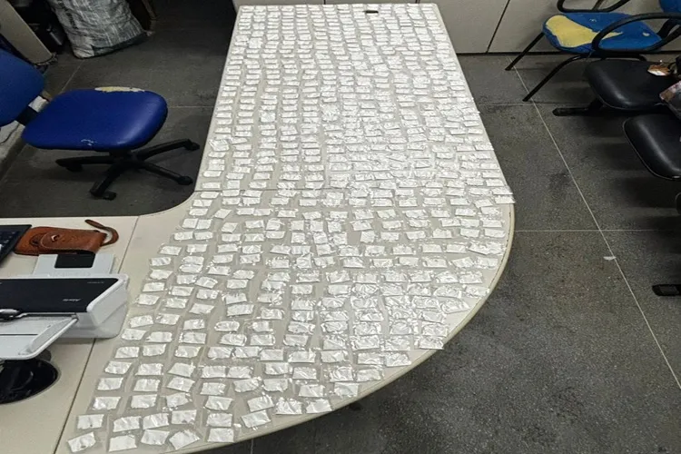 Urandi: PRE apreende 776 papelotes de cocaína em em bagageiro de ônibus 