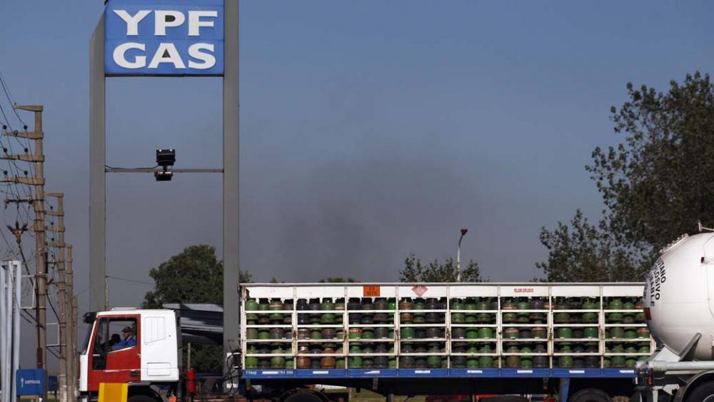 Com alta nos preços, brasileiros passam a revender ilegalmente gás argentino no país 