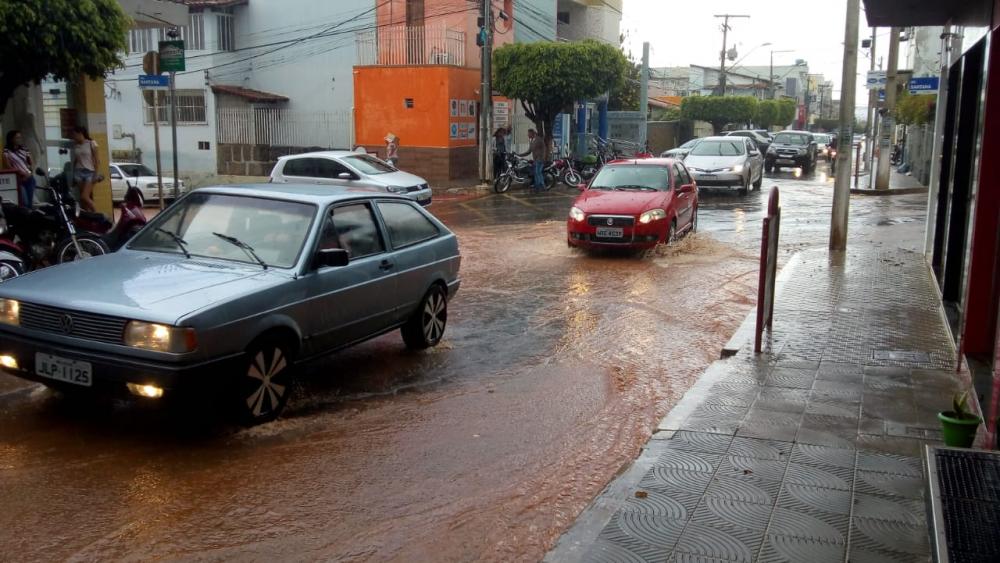 Forte chuva causa transtornos e alagamentos no centro de Caetité 