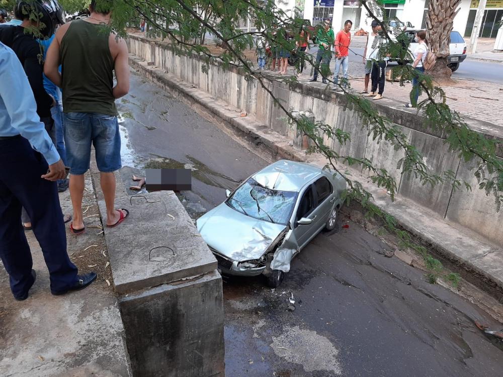 Guanambi: Carro atropela e mata pedestre e cai no canal da feira