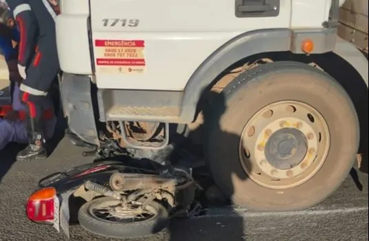 Colisão entre moto e caminhão deixa mulher ferida em Guanambi