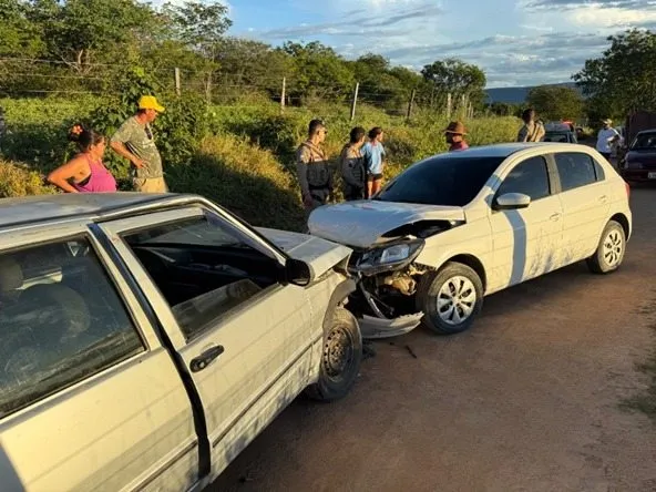 Colisão na zona rural de Guanambi deixa dois feridos