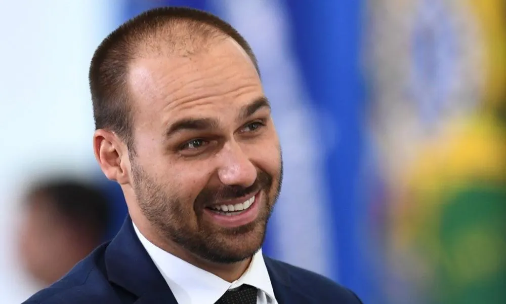 Eduardo Bolsonaro critica Moraes e diz que decisão sobre Jair Bolsonaro é política