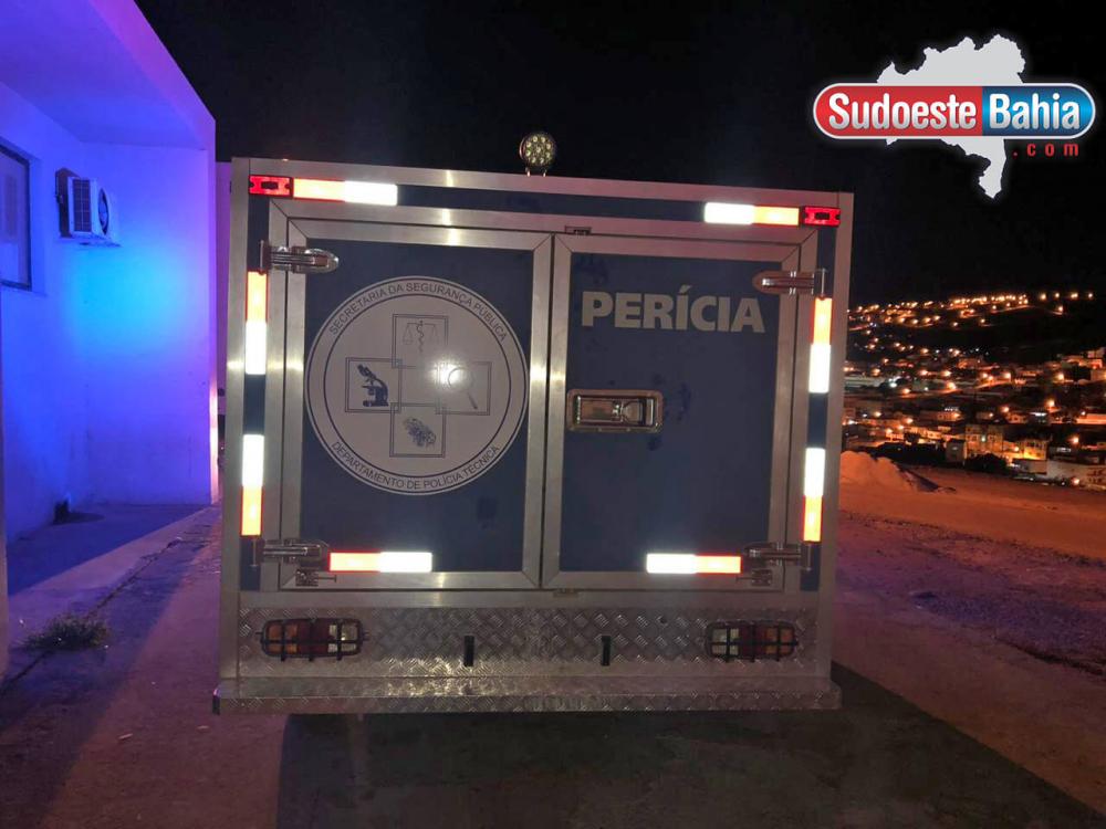 Mulher morre e filhos ficam feridos após pneu estourar e carro capotar na BR-430, em Caetité
