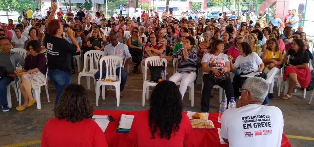Após dois meses, professores da Uneb encerram greve
