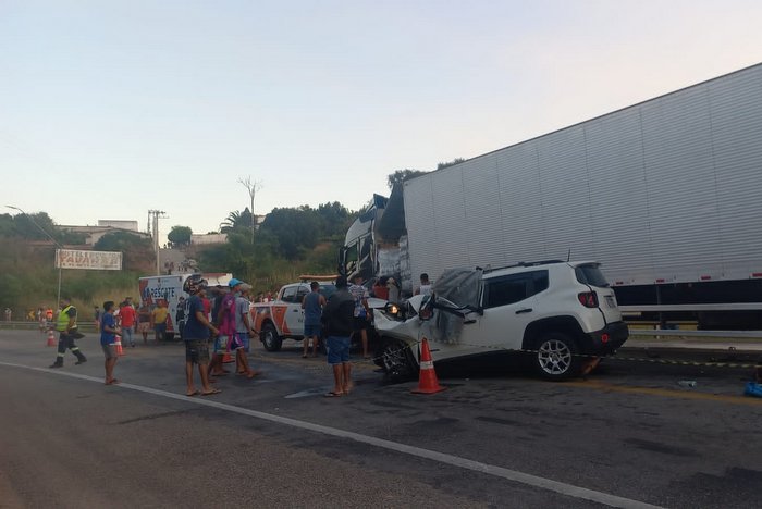 Região: Duas pessoas morrem em acidente entre carro e caminhão