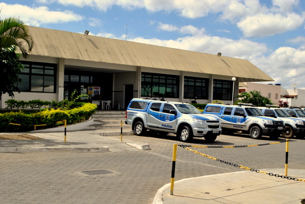 Região: acusado de estupro de vulnerável, homem é localizado pela polícia em forro do teto de casa 