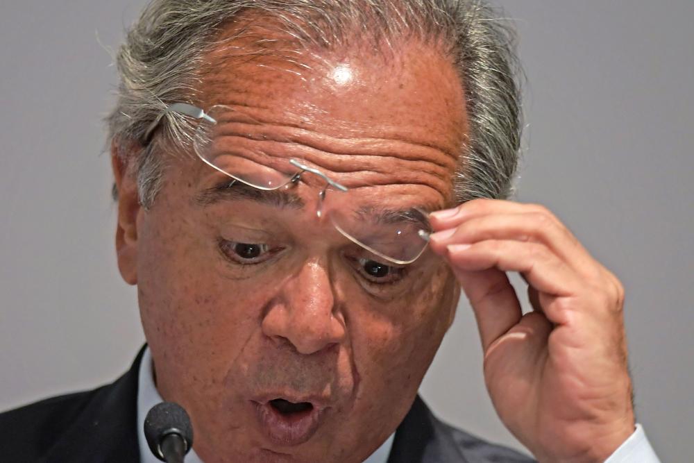 Guedes fala em idade mínima de 57 anos para mulher e 62 para homem