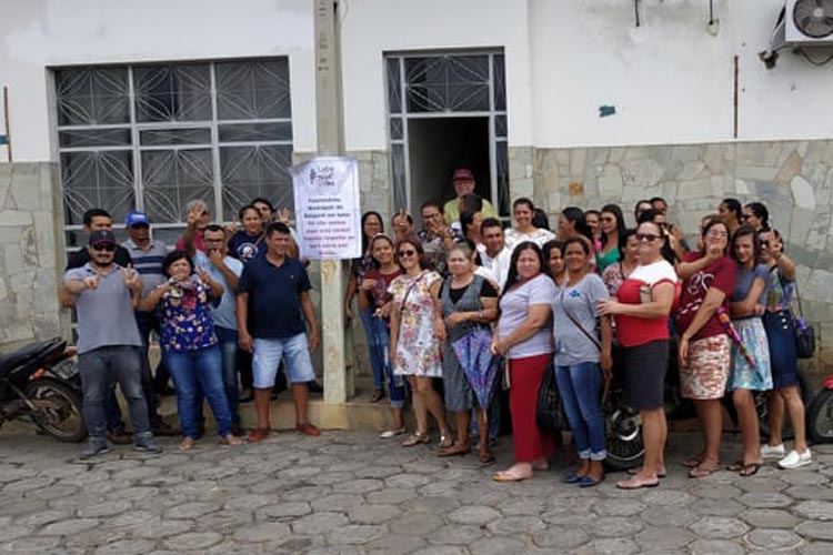 Botuporã: servidores públicos protestam pelo não pagamento do 13º salário 