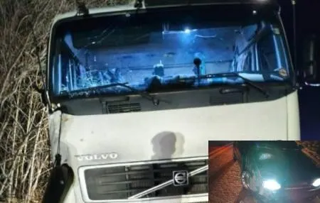 Ultrapassagem em curva termina em acidente entre carro e carreta na BR-030, em Guanambi