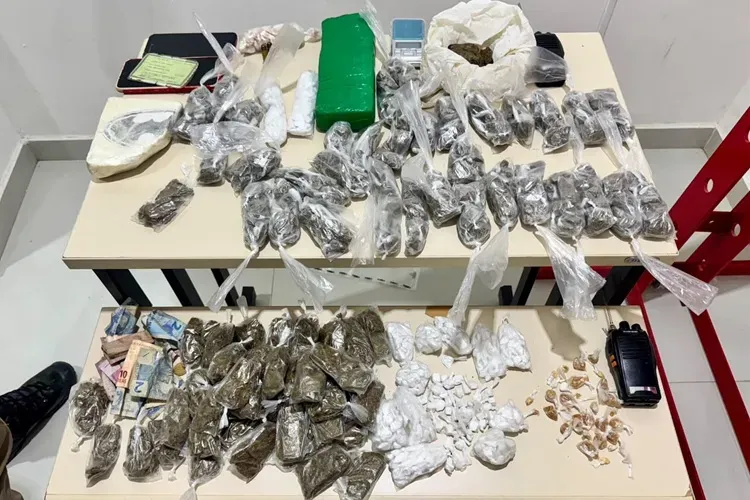 PM apreende drogas, munições e equipamentos do tráfico em Barra do Choça