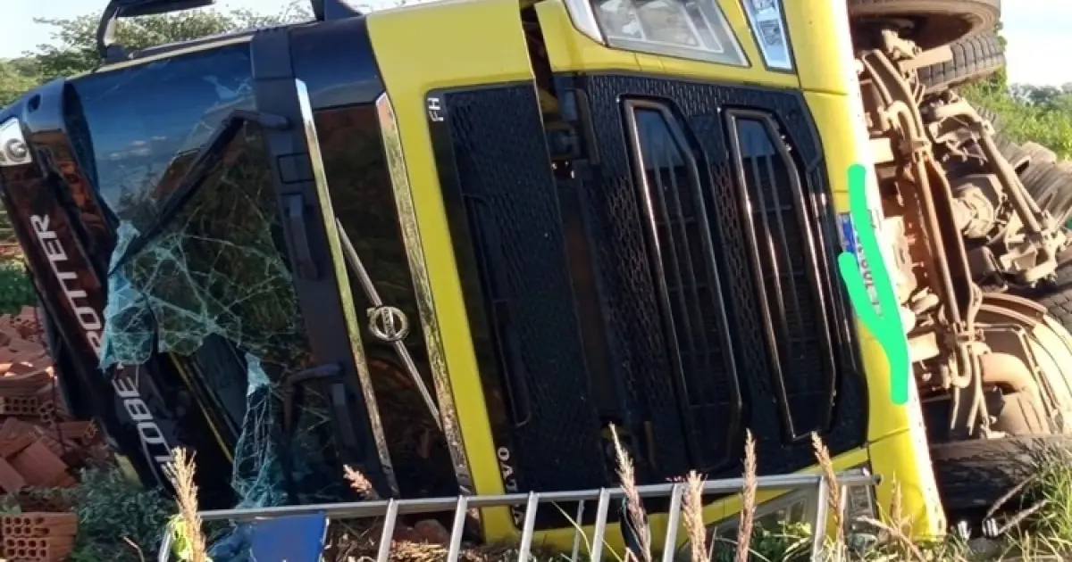 Carreta carregada de blocos capota na BA-156, em Macaúbas