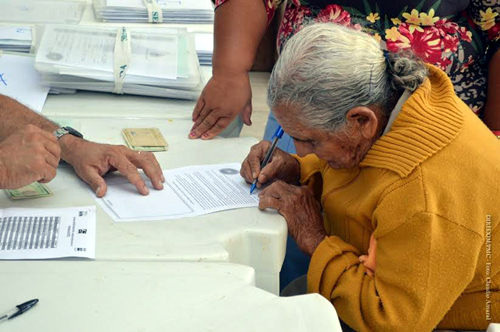 Prefeitura de Caetité entrega 124 títulos de terra a agricultores do município