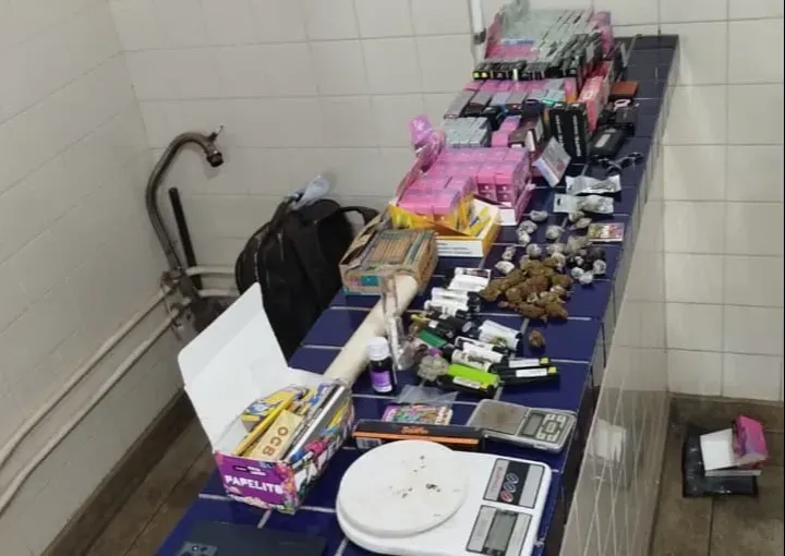 Polícia apreende drogas, dinheiro e 143 pods durante ação em Brumado