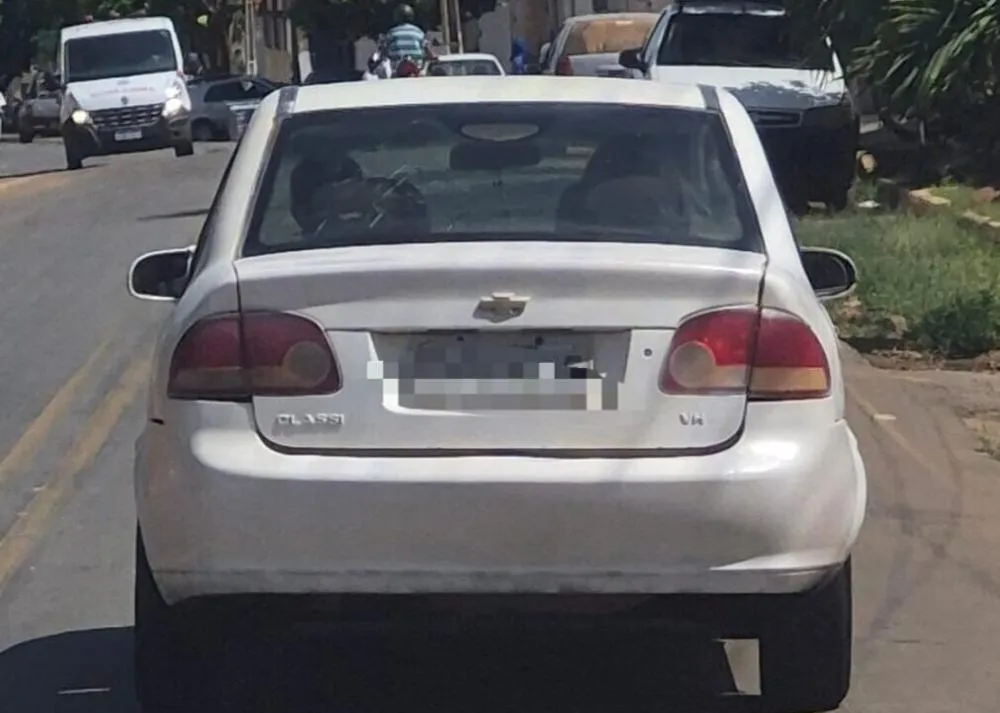 Carro roubado é apreendido pela PM em Ibiassucê