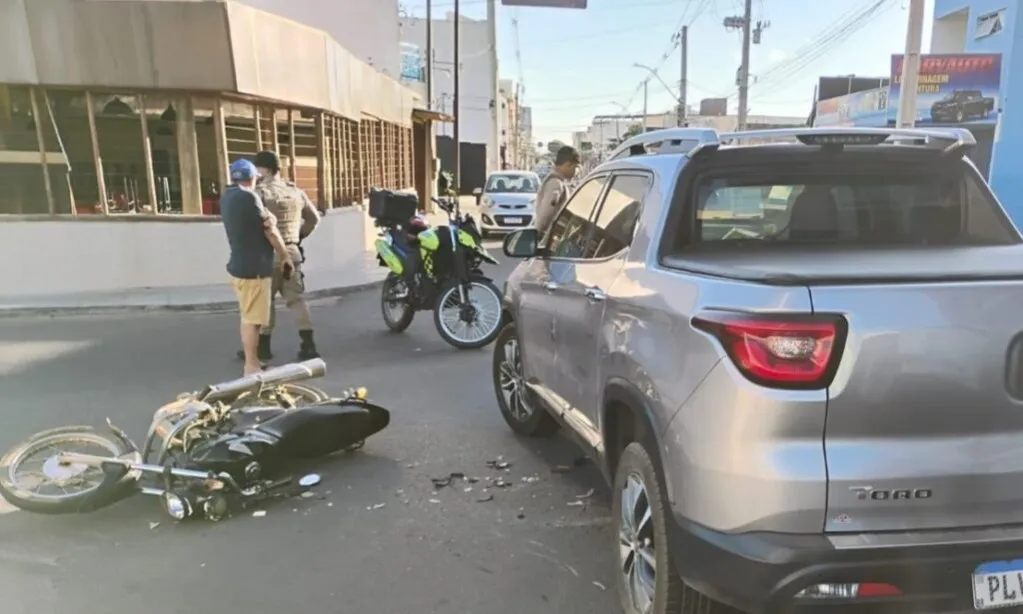 Mulher fica ferida após colisão entre caminhonete e moto em Guanambi