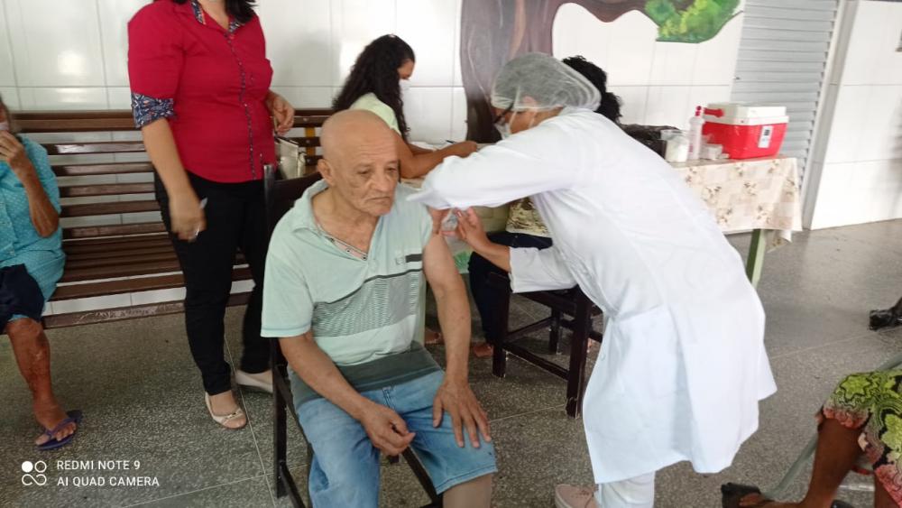 Idosos do Lar dos Velhinhos de Guanambi recebem a primeira dose da vacina contra a Covid-19