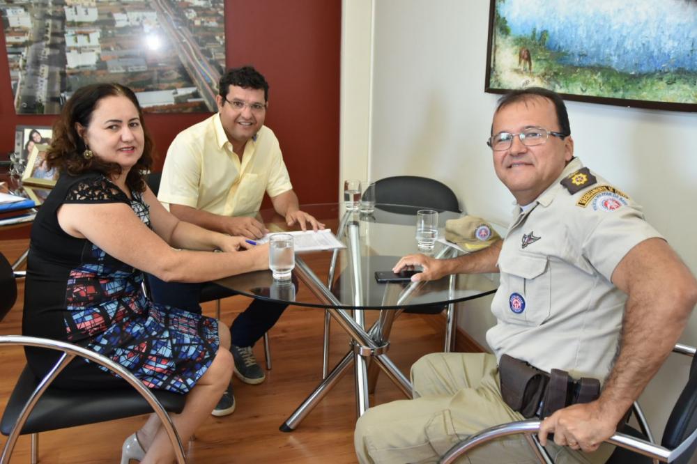 Jairo Magalhães discute com comandante do 17º BPM Convênio para instalação da filosofia do Colégio Militar em Guanambi