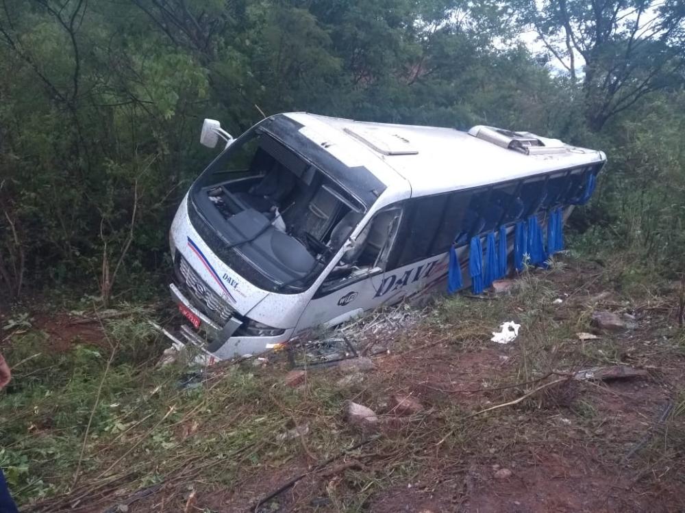 Micro-ônibus de empresa guanambiense capota no Norte de Minas 