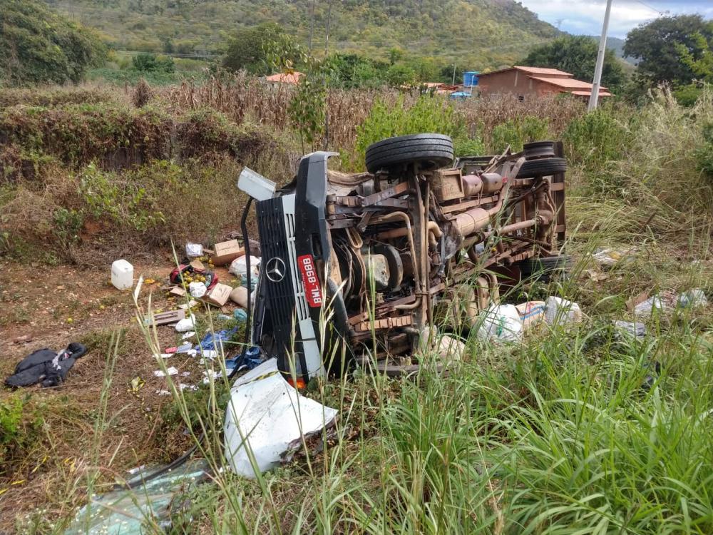 Colisão entre caminhões deixa uma pessoa morta na BR-430 em Riacho de Santana