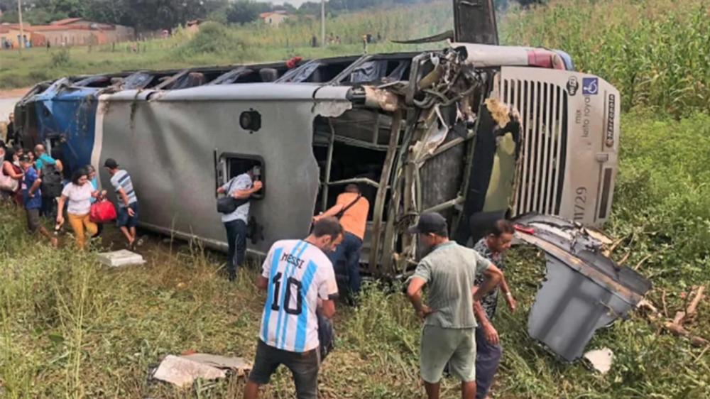 Região: Ônibus que transportava 44 passageiros tomba na BR-242