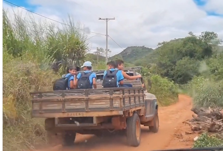 Alunos são transportados em "pau de arara" na zona rural de Riacho de Santana