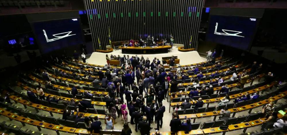 Câmara aprova PL que endurece punição para violência contra mulher com uso de IA