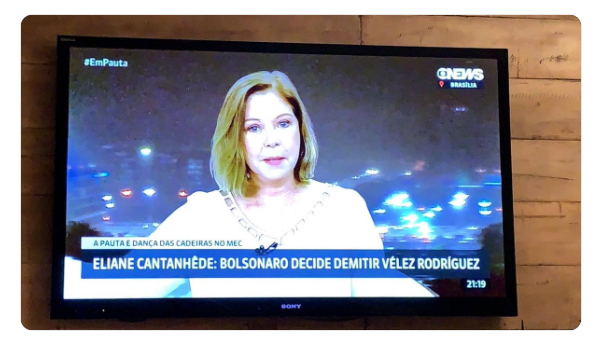 Bolsonaro desmente demissão do ministro da Educação