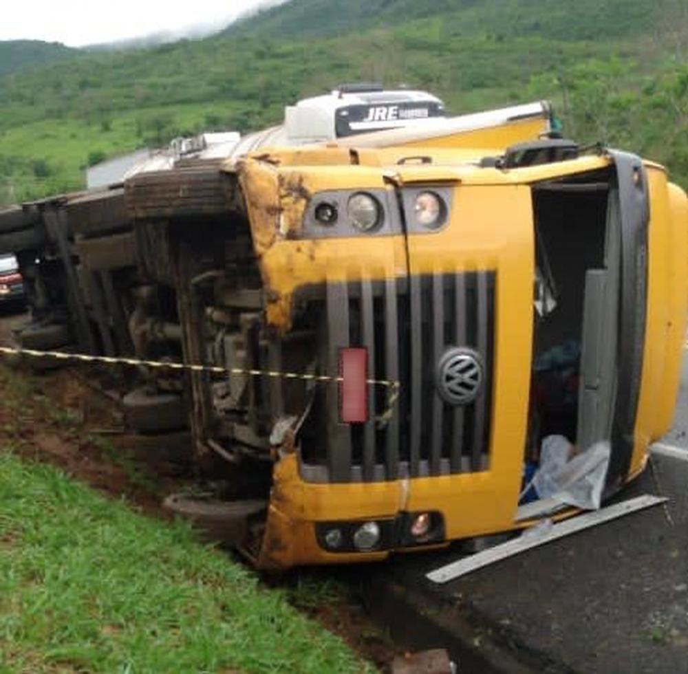Caminhão dos Correios tomba, na BR-116, em Jequié, e uma pessoa morre 