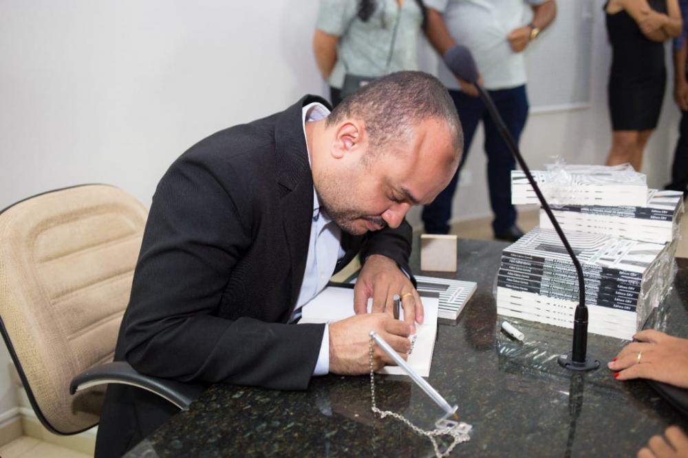 Sob forte comoção, livramentense doutor em filosofia, Fábio Caires, lança seu primeiro livro