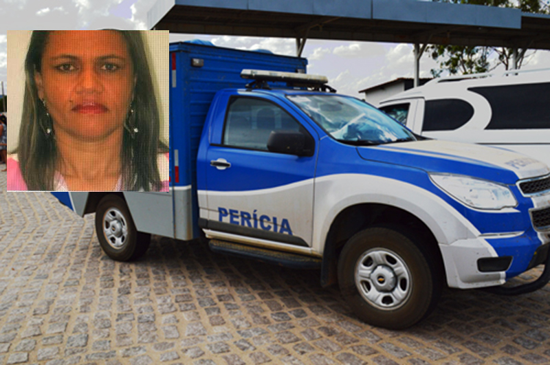 Mulher morre e três pessoas ficam feridas após carro capotar entre Riacho de Santana e Igaporã
