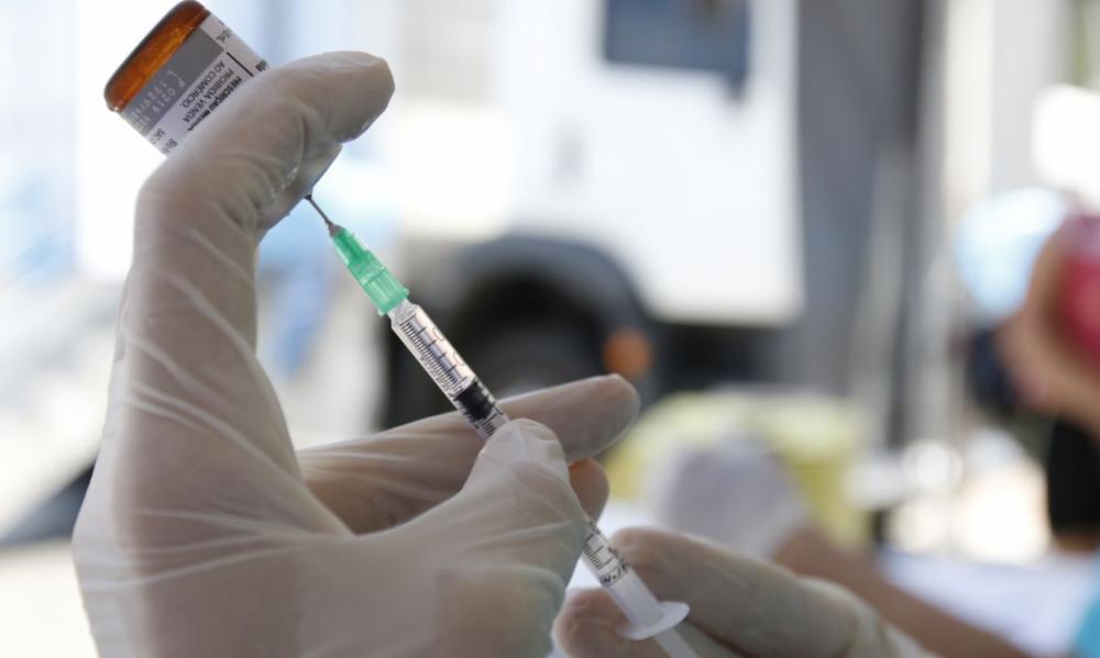 Anvisa pretende revisar exigências para uso emergencial de vacina contra Covid-19