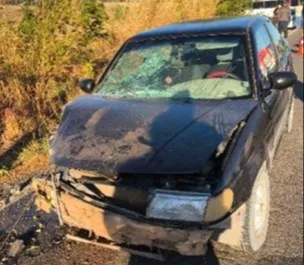 Colisão entre dois carros deixa quatro feridos na BR-030, em Guanambi