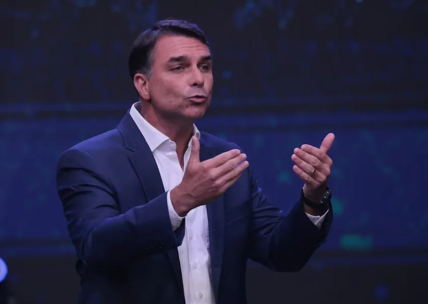 Flávio diz ao TSE aceitar abrir sigilo de 20 anos, mas cria lista de condições de divulgação de Lula