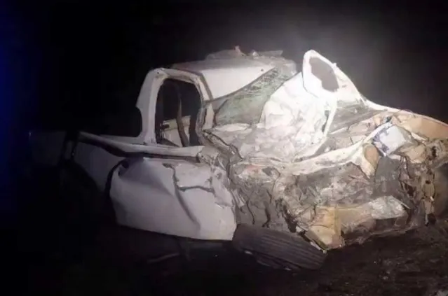 Colisão entre caminhão e carro deixa dois mortos em Macaúbas