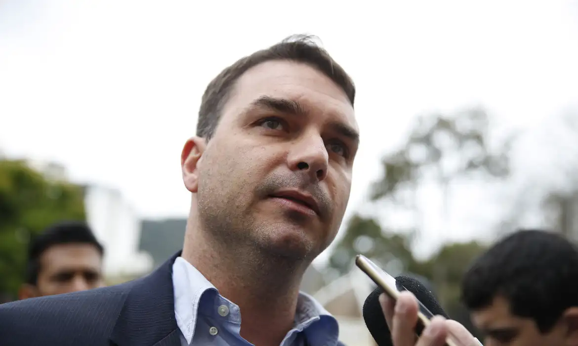 Flávio Bolsonaro diz que pretende apoiar ACM Neto na disputa pelo governo da Bahia