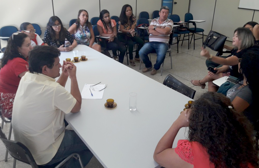 Prefeito de Guanambi se reúne com representantes dos professores, reajusta salários e atende exigências da categoria