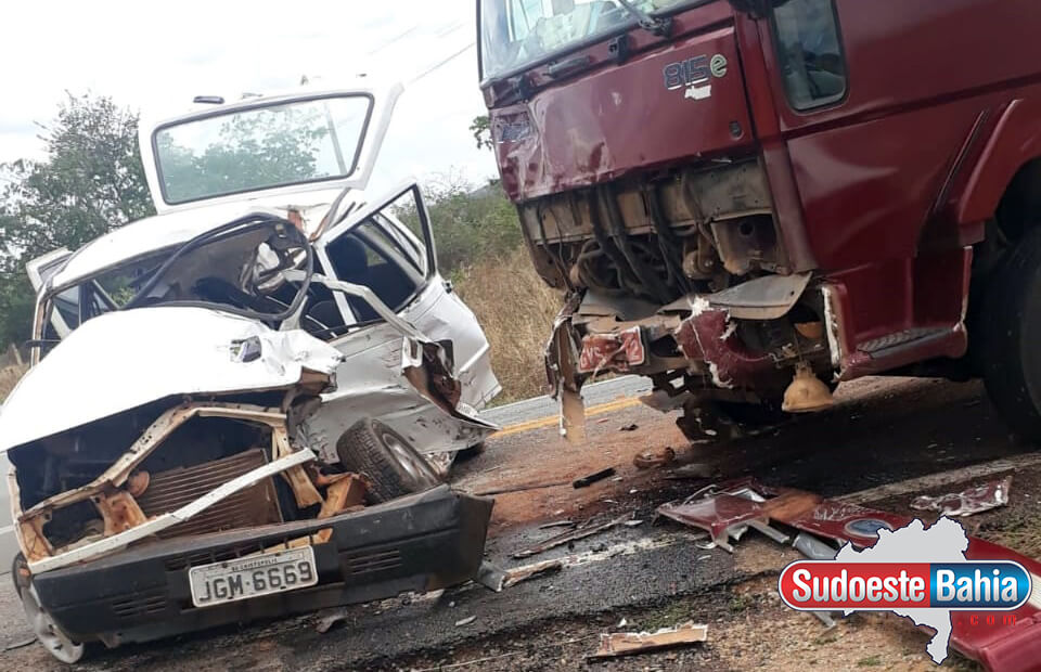 Homem morre após colisão entre automóvel e caminhão na BR-430 em Igaporã