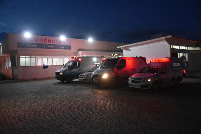 Sem leitos pacientes com Covid-19 estão aguardando atendimento no Hospital Geral de Conquista em ambulâncias
