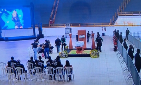 Em velório aberto, fãs se despedem de Paulinha Abelha em Aracajú